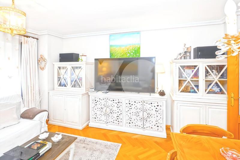 Foto 21f9c5e4-9b01-46b0-bcca-4ac62b34cf5b. Pis amb calefacció aparcament piscina a Salvador Madrid