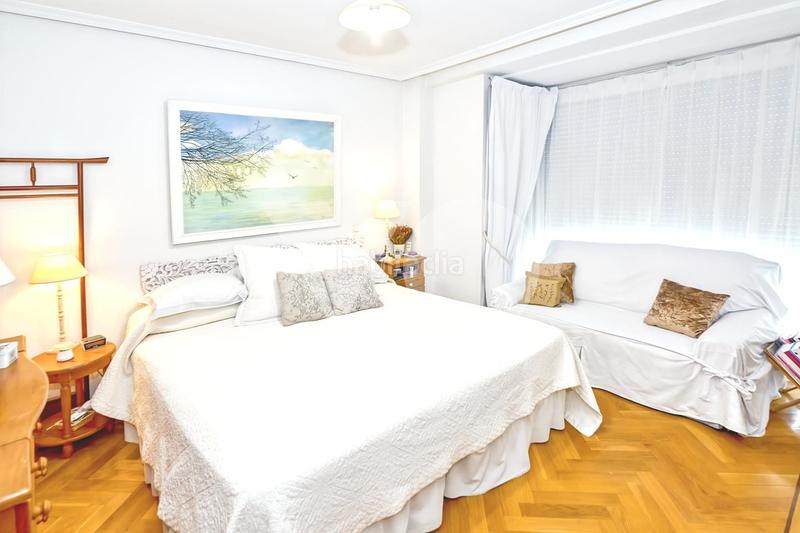 Foto ce6ff537-5f35-49f3-b2ae-56129c194683. Pis amb calefacció aparcament piscina a Salvador Madrid