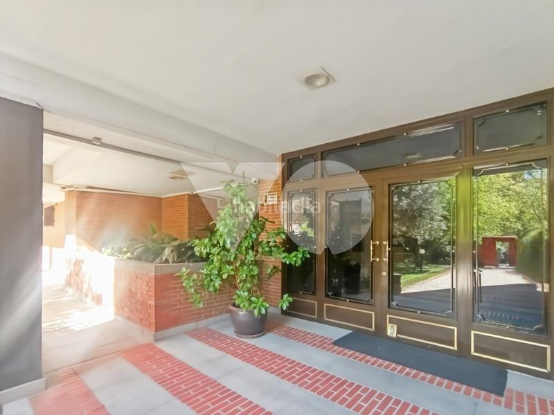 Foto f029f068-f956-4470-bd65-128137b4e8b4. Pis amb calefacció aparcament piscina a Salvador Madrid