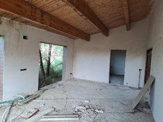 Edifici a Bateria 90. Obra parada casas, sant julià de ramis, golf girona