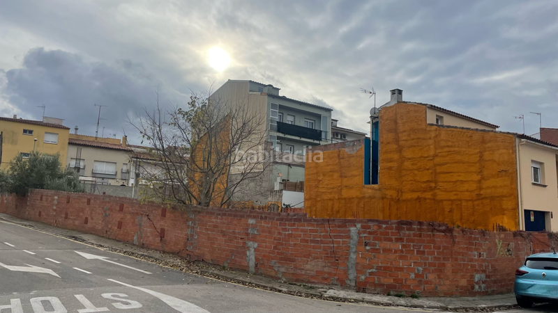 Foto c3d4b5d8-e6c7-47ff-a578-dca58959a5f9. Edificio en construcción obra parada en calle torrent, en Palafrugell