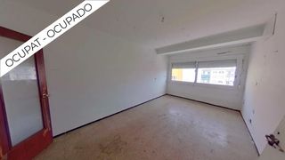 Appartement  Carrer puigmal-sta eugenia. Piso ocupado 3 habitaciones, balcón, planta 4 sin ascensor, carr