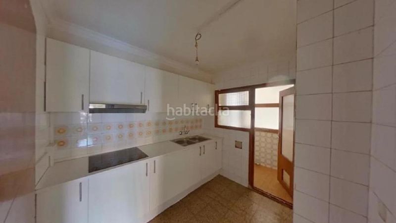 Foto bf644d2f-8ba6-4901-8692-9f72d25e9a28. Apartament a Centre Salt