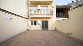 Apartamento  Carrer camprodon. Piso 3 habitaciones, planta 1 con ascensor, balcón, patio, carre