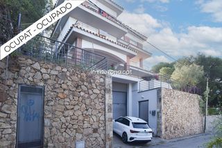 Xalet  Calle garbi. Casa ocupada de 320 m2, en una superfície de parcela 959, 4 habi
