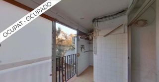 Appartement à Sant Roc. Piso ocupado 3 habitaciones, balcón, planta 4 sin ascensor en cc