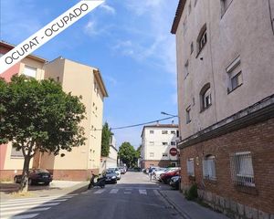 Apartament a Sant Narcis. Piso ocupado 3 habitaciones planta 1 sin ascensor, carrer mare d