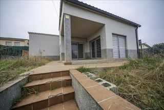Casa a Santa Coloma de Farners. Casa 4 habitacions, parcela 408 m2, garatge, carrer vent, santa
