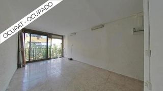 Appartement  Calle joana de lestonnac. Piso ocupado 64m2, 2 habitaciones, balcón, planta 4 sin ascensor