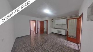 Apartment in Cerdanyola Nord. Piso ocupado 2 habitaciones, planta 3 sin ascensor, carrer garro