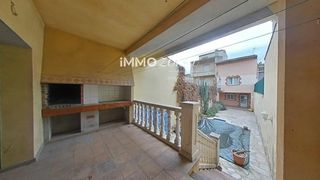 Casa a schiera  Figueres. Casa adosada 3 plantas de 365m2, terraza, patio, piscina, garaje