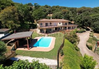 Casa a Bescanó. Eapectacular finca  urb. montfullàbescanó.  casa de 859 m2 y par