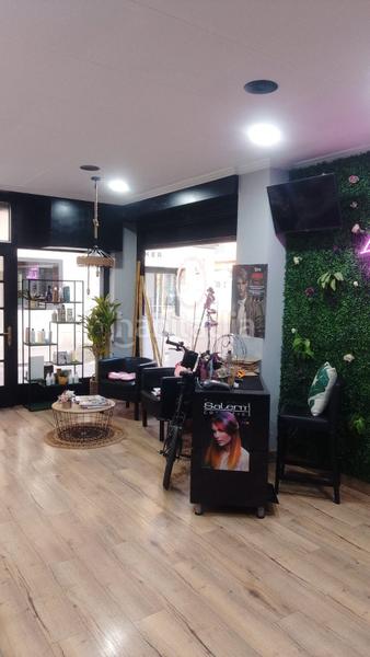 Foto b946534c-3c10-485e-a09d-eb39b17fa668. Traspaso local comercial en traspaso peluquería en pleno centro de 50m2. en Girona