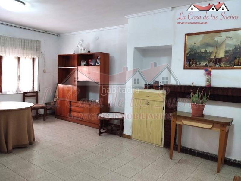 Foto fa32a088-5dc0-4e71-b15c-2a95fa3abb48. Maison avec parking dans Sax