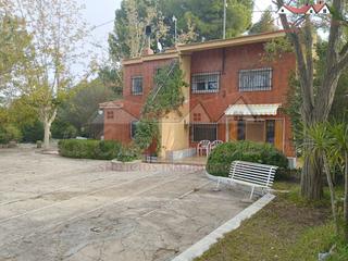Casa  N/a. Espectacular chalet con piscina y pista de tenis