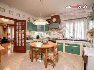 Casa a Petrer. Espaciosa casa con detalles exclusivos y entrada independiente
