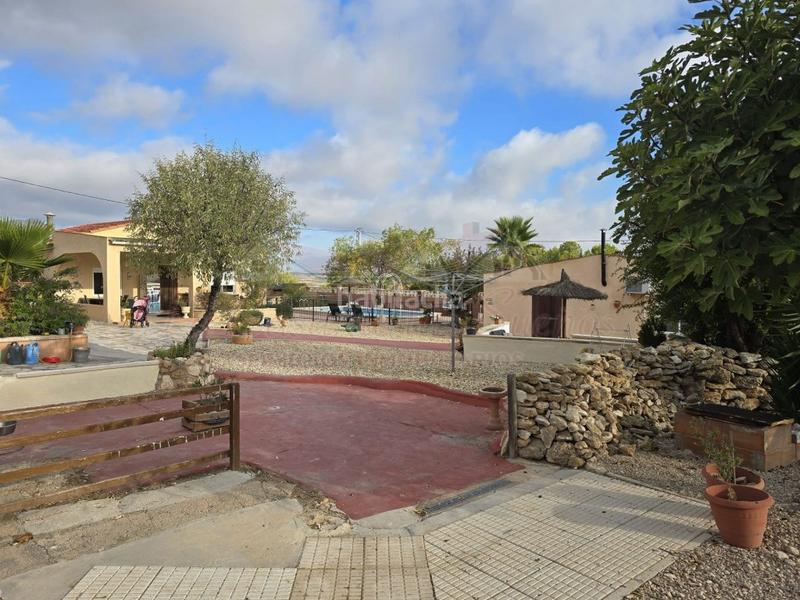 Foto b9f75b97-072f-44bd-9297-db879556b195. Casa con piscina in Sax