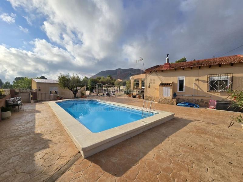 Foto d5b09bb9-f0bb-4c60-81bd-d339a84d1f47. Casa con piscina in Sax