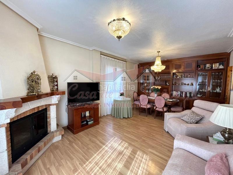 Foto b2dc180c-4d08-44de-b1a2-2f89f3252783. Casa a schiera con parcheggio in Sax