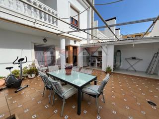 Reihenhaus in Sax. Magnifico adosado en sax con amplio patio y terraza