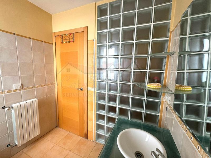 Foto 3b6aaaa6-2f0e-49ce-802f-7b5814409087. Casa con parcheggio in Sax