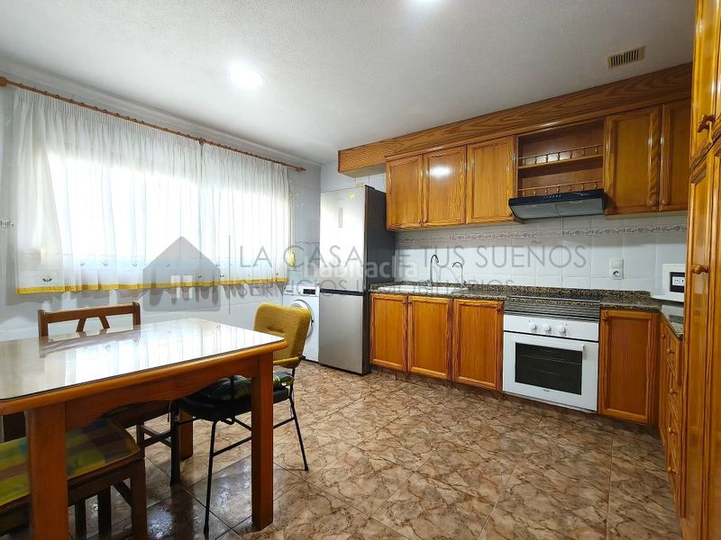 Foto 57ea36b1-e569-4b05-90c5-eac5b5705610. Casa adossada a Petrer