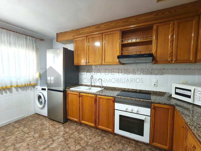 Foto adb35161-71d2-4ec0-bf70-d99e7779d759. Casa adossada a Petrer