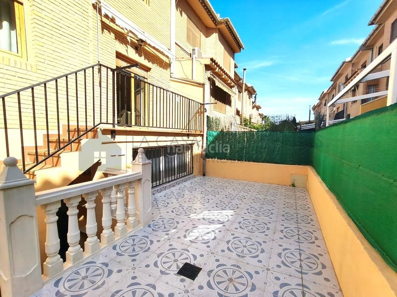 Foto ae2fa106-e23f-4732-b466-1ab40b593f26. Casa adossada a Petrer