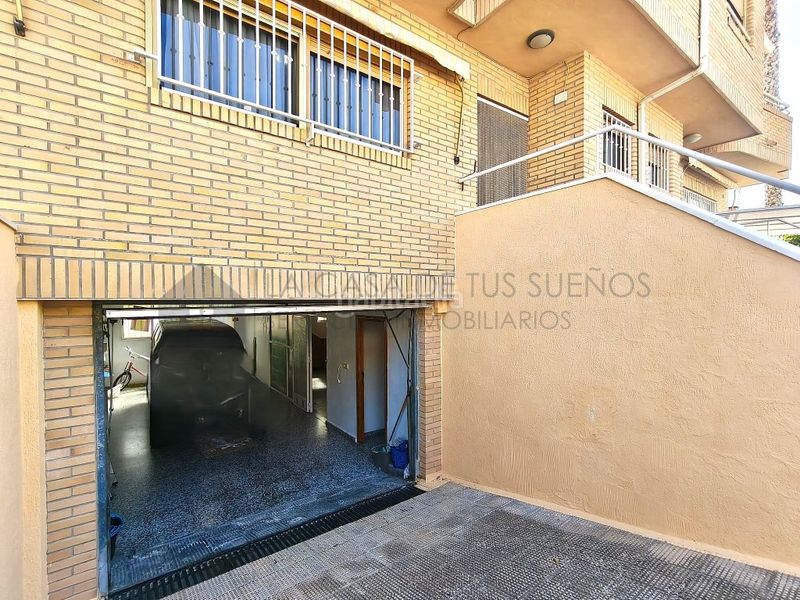 Foto b29965b8-650f-476b-82fa-8746a0b1d540. Casa adossada a Petrer