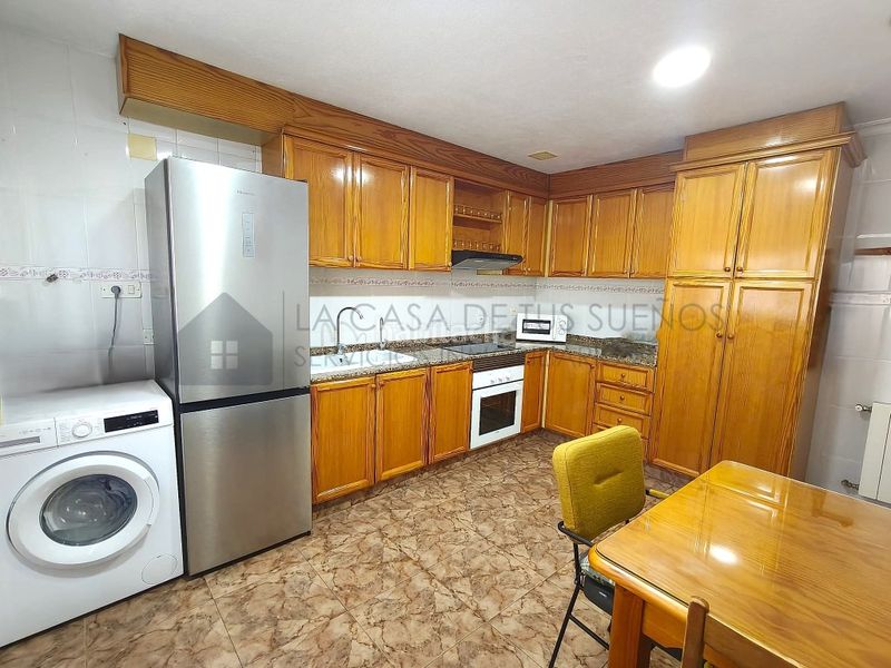 Foto bcd43ccc-24c1-4267-8e62-9c4922659eed. Casa adossada a Petrer