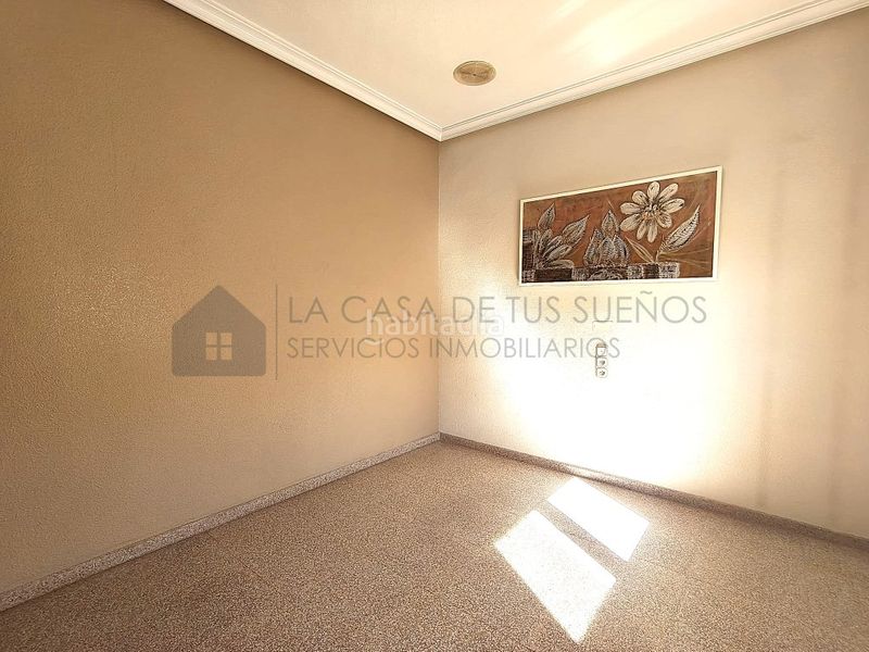 Foto ce764c84-f55b-4e2e-a78c-d89896250f9d. Casa adossada a Petrer