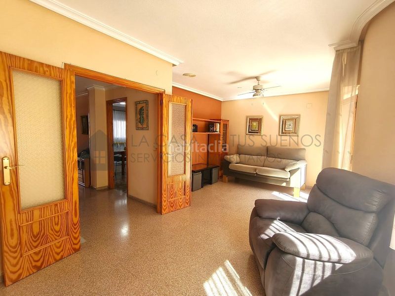 Foto ef8edf26-68e1-4d78-aa78-de6dc40feda0. Casa adossada a Petrer