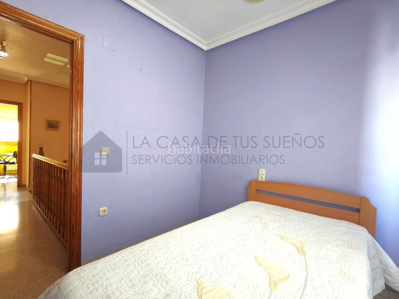 Foto f4d2e2b9-2a6e-4669-88a5-dd569812bd49. Casa adossada a Petrer