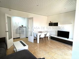 Pis  Calle carrera. Amplio y luminoso piso en pleno centro con balcón listo para ent