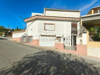 Casa  Calle portal villena. Encantaroda casa de dos plantas en la font de la figuera
