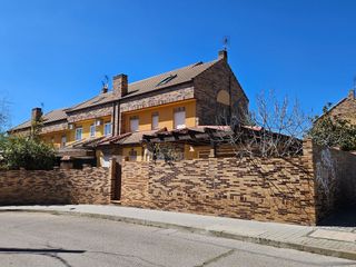Rent House  Picasso. Chalet en alquiler en calle picasso  valdemorillo  madrid