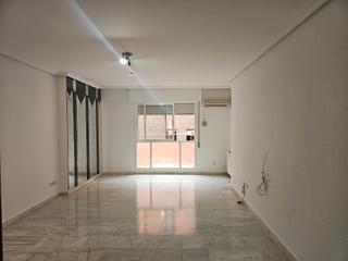 Etagenwohnung  Calle de valencia. Piso muy bien situado junto a transporte publico, cercanías-renf