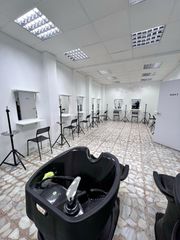 Lloguer Local Comercial a Calle de isabel la católica 2. Local de 140m con fachada lineal de 10m. 2 escaparates mas entra