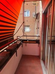Miete Etagenwohnung  Calle de valdeverdeja. Estupendo piso de 3 dormitorios, 2 baños, salón independiente