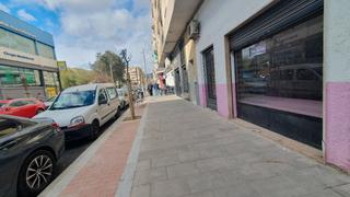 Local Comercial  Avenida alfonso xiii. Elda local de 80 m2 con gran escaparate, almacén, trastero y ase