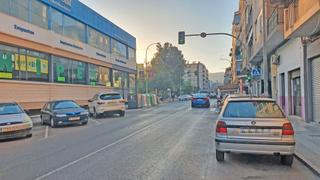 Lloguer Local Comercial  Avenida alfonso xiii. Elda local de 80 m2 con gran escaparate, almacén, trastero y ase