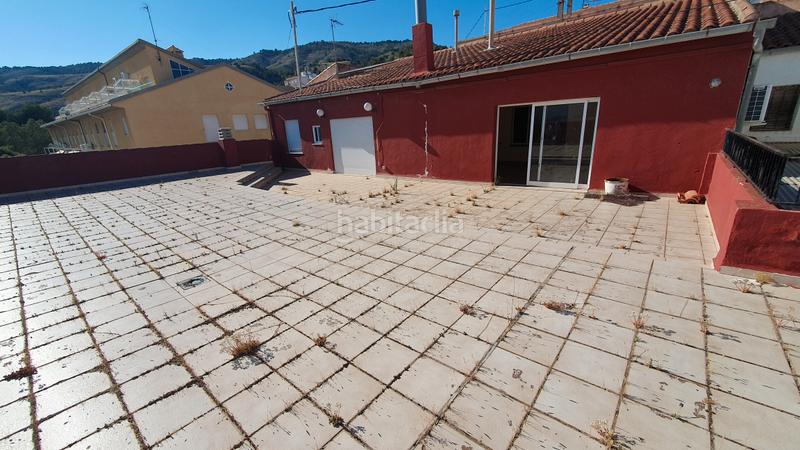 Foto 2d03d7fe-8fe6-444f-a6c1-48de1dd6f43b. Edificio  , planta baja local y planta primera viviendas 153.500 euros en Onil