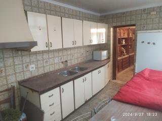 Casa adossada a Monòver. Monóvar: casa con 2 viviendas independientes. 90.000 €