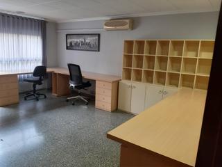 Oficina a Plaza de Toros-Avenida Chapí-Trinquete. Elda centro: oficina 77 m2, con despachos, almacén y aseo. 42.00