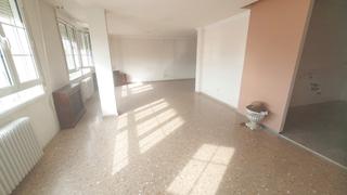 Pis a Sax. Sax. zona gran via, amplio piso. precio 68.500 euros