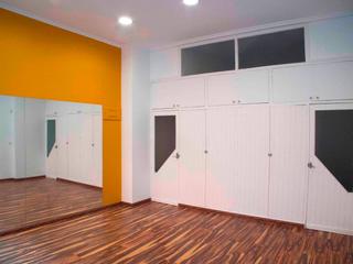 Location Local commercial à Plaza de Toros-Avenida Chapí-Trinquete. Local 50 m2, reformado, a/a, agua y luz. céntrico. 290 €/mes.