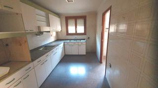 Pis en El Rabal. Villena, amplio piso esquina. 1. precio 73.000 euros