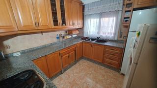 Piso en Plaza de Toros-Avenida Chapí-Trinquete. Elda av. chapí: piso entresuelo, 3 dormitorios, 2 baños, patio.