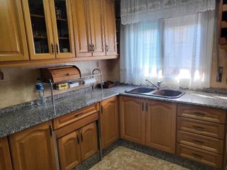 Piso en Plaza de Toros-Avenida Chapí-Trinquete. Elda av. chapí: piso entresuelo, 3 dormitorios, 2 baños, patio.