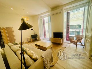 Pis  Calle de moratín. Exclusiva vivienda reformada, con tres balcones y trastero en el